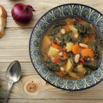 طريقة عمل شوربة الطماطم مع الكيل والفاصوليا
