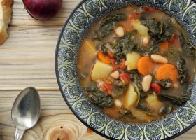 طريقة عمل شوربة الطماطم مع الكيل والفاصوليا