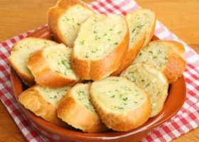 طريقة عمل الخبز الفرنسي المحمص بالثوم والجبن