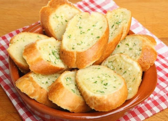 طريقة عمل الخبز الفرنسي المحمص بالثوم والجبن