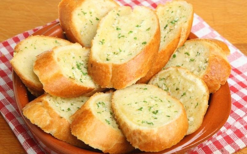 طريقة عمل الخبز الفرنسي المحمص بالثوم والجبن