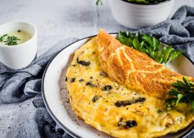 طريقة عمل عجة البيض بالفطر والجبن