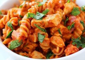 طريقة عمل مكرونه حمراء بالدجاج
