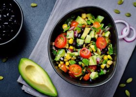 طريقة عمل سلطة خضار بالأفوكادو