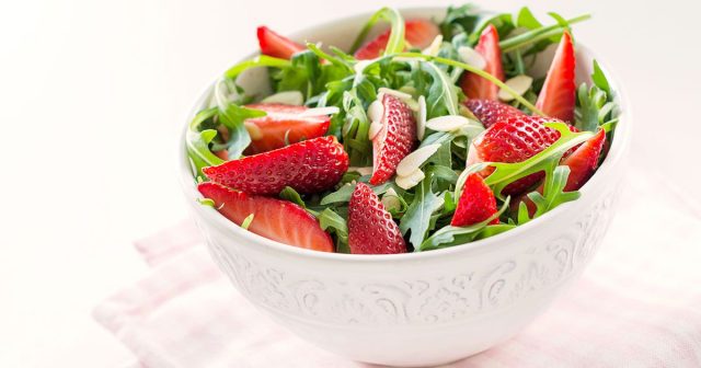 طريقة عمل سلطة الجرجير والفراولة