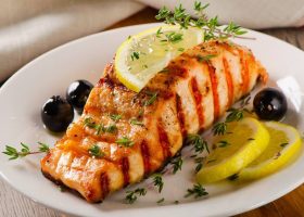 طريقة عمل سلمون مشوي بصوص الليمون للدايت