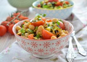 طريقة عمل سلطة الريحان بالحمص والطماطم