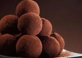 طريقة عمل كرات البسكويت بالشوكولاتة