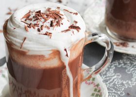 طريقة عمل مشروب الشوكولاتة الساخنة بالفانيليا