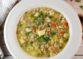 طريقة عمل شوربة الفريكة بالدجاج والبطاطس