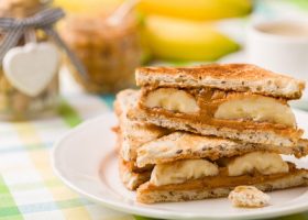 طريقة عمل ساندويشات زبدة الفول السوداني والموز