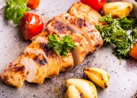 طريقة عمل صدور دجاج بالليمون والثوم