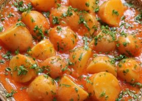 طريقة عمل ايدام البطاطس بصوص الطماطم