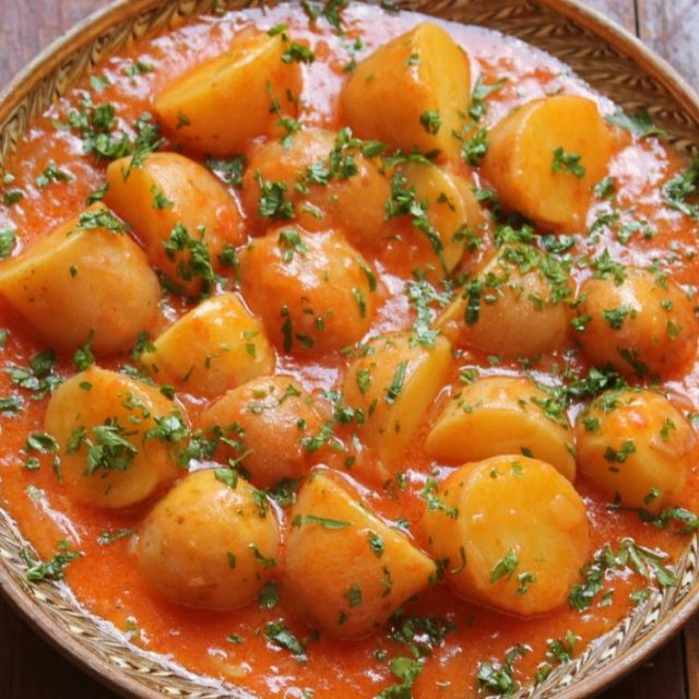 طريقة عمل ايدام البطاطس بصوص الطماطم