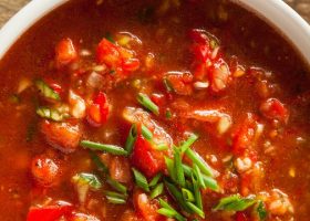 طريقة عمل شوربة البصل والطماطم