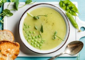 طريقة عمل شوربة البازلاء الخفيفة