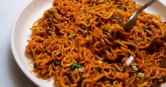 طريقة عمل اندومي حار