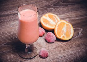 طريقة عمل عصير الفراولة والبرتقال