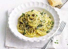 طريقة عمل مكرونة بالسبانخ للنباتيين