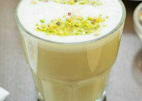 طريقة عمل حليب بالشوكولاتة والفستق الحلبي