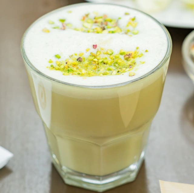 طريقة عمل حليب بالشوكولاتة والفستق الحلبي