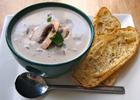 طريقة عمل شوربة الفطر والدجاج