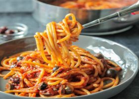 طريقة عمل مكرونة بالزيتون والصلصة