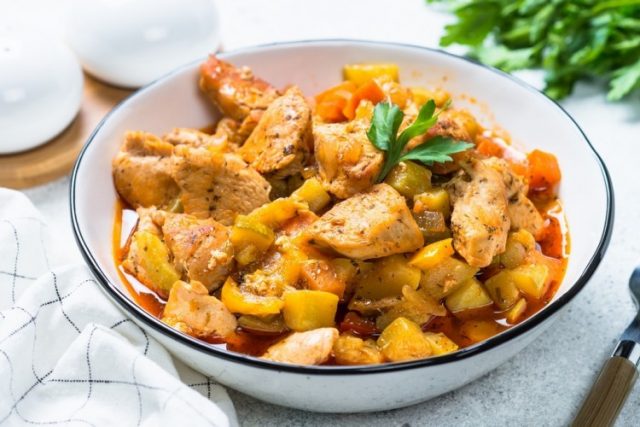 طريقة عمل يخنة الدجاج بالبطاطس