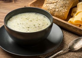 طريقة عمل شوربة بيضاء بالخضار