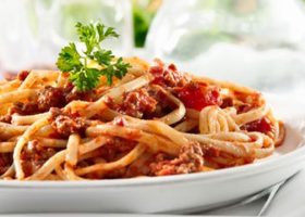 طريقة عمل مكرونه اسباجيتي بالسجق