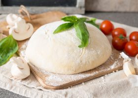 طريقة عمل عجينة البيتزا الطرية بالزبادي