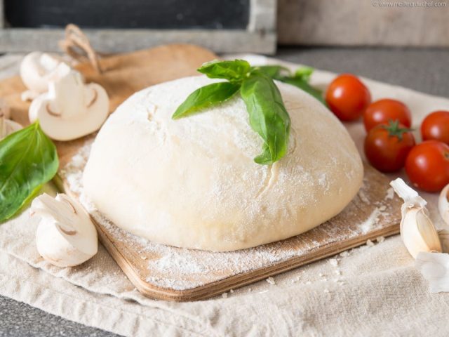 طريقة عمل عجينة البيتزا الطرية بالزبادي