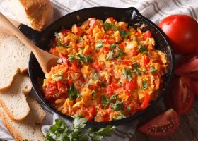 طريقة عمل البيض بالطماطم