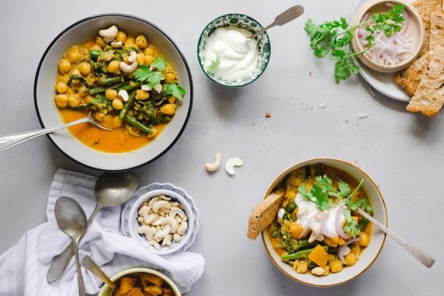 طريقة عمل البطاطس الحلوة بالكاري مع الكاجو والبازلاء