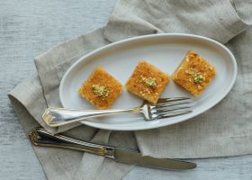 طريقة عمل بسبوسة الحليب المحموس السادة