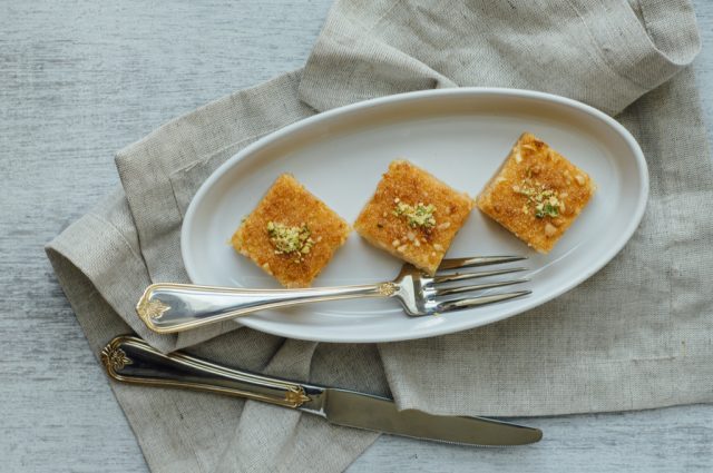 طريقة عمل بسبوسة الحليب المحموس السادة