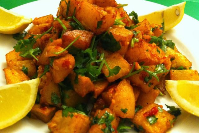 طريقة عمل بطاطا حارة مع الكزبرة