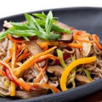 طريقة عمل النودلز بالخضار الصيني