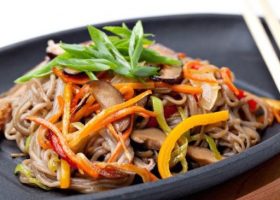 طريقة عمل النودلز بالخضار الصيني