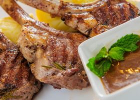 طريقة عمل ريش خروف مشوية باللبن والثوم