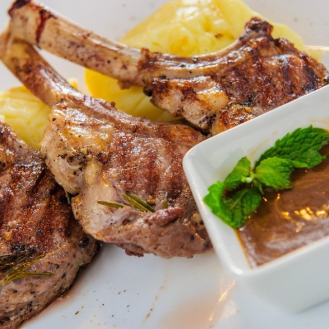 طريقة عمل ريش خروف مشوية باللبن والثوم