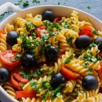 مكرونة بالطماطم الكرزية والزيتون للنباتيين