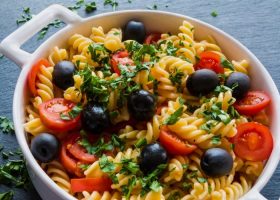 طريقة عمل مكرونة بالطماطم الكرزية والزيتون للنباتيين