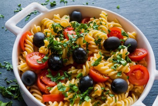 مكرونة بالطماطم الكرزية والزيتون للنباتيين