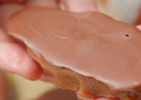 طريقة عمل حلى البريتزل بالشوكولاته والكراميل