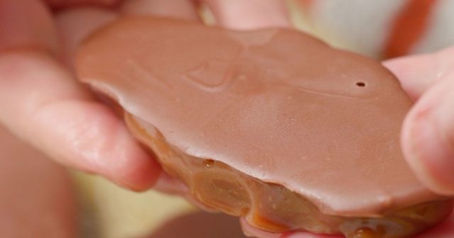 طريقة عمل حلى البريتزل بالشوكولاته والكراميل