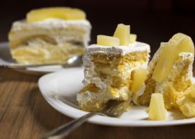 طريقة عمل حلى البسكويت بالأناناس