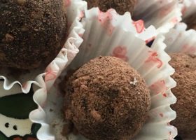 طريقة عمل كرات التمر والبسكويت