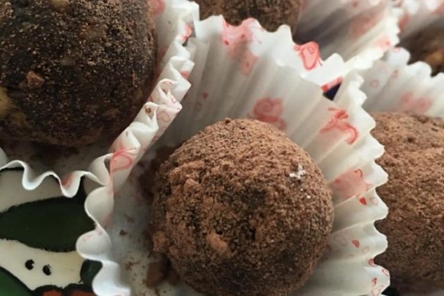 طريقة عمل كرات التمر والبسكويت