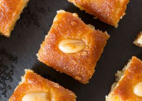 طريقة عمل بسبوسة بالزبادي بدون بيض